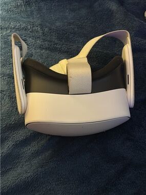 Oculus Quest 3s White VR Headset with White Straps